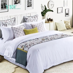 Chemin de lit de drap de lit d'hôtel