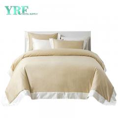 Literie d'hôtel en argent et blanc