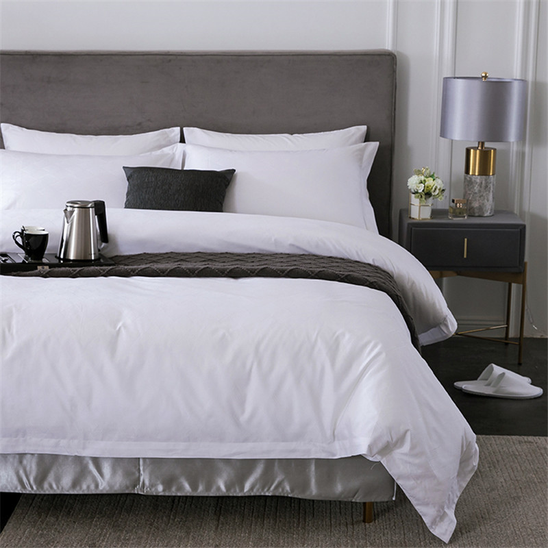 Il y a du sang sur les draps de l'hôtel, comment les laver immédiatement ?